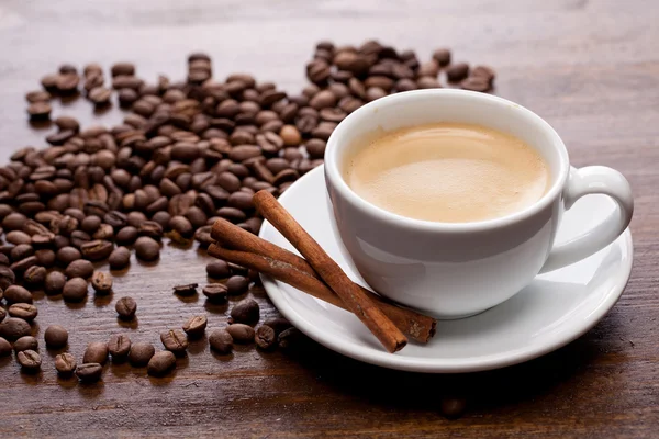 Filiżanka kawy z cynamonem — Zdjęcie stockowe