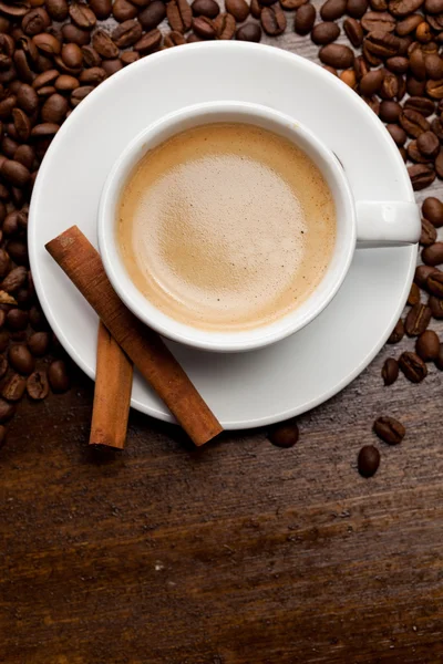 Чашка кофе с корицей — стоковое фото