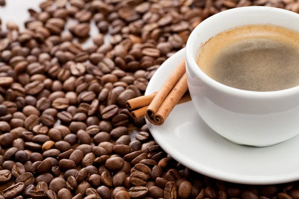 Kopje koffie met kaneel — Stockfoto