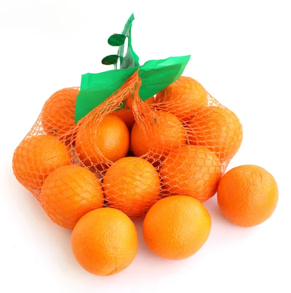 Zwei Kilogramm Orangen im Netz. — Stockfoto
