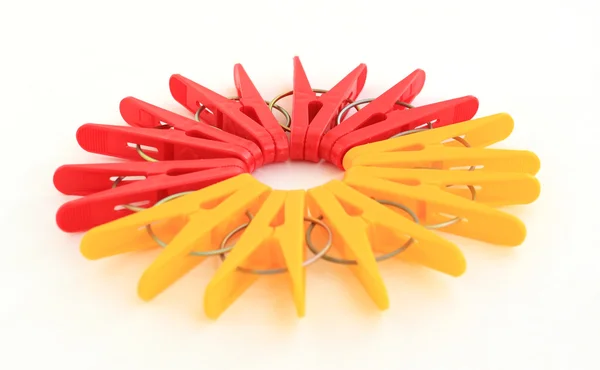 Vijf rood en vijf geel pinnen gelegen rond — Stockfoto