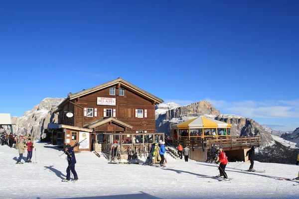 Skiën in ski resort val di fassa in Italië — Stockfoto