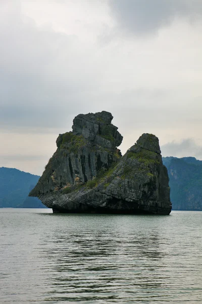 De rots eilanden "monkey sawasdee eiland" — Stockfoto