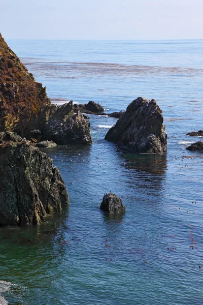 Die Felsen in flachen Gewässern — Stockfoto