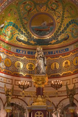 Bebek ile madonna.