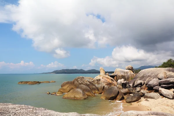 Przybrzeżnych skałach wyspy koh samui — Zdjęcie stockowe