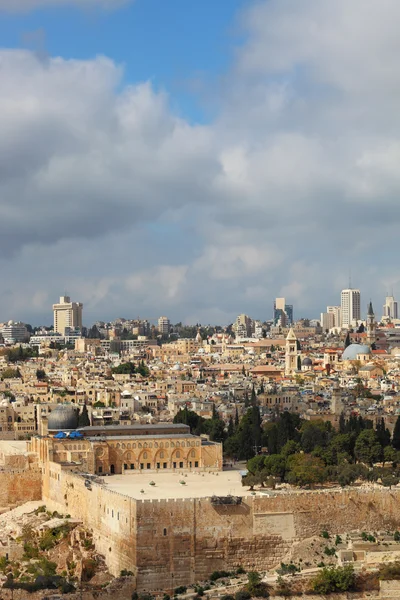 A csodálatos panoráma a szent város Jeruzsálem. — Stock Fotó