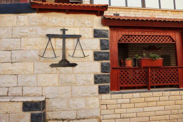 Il muro di pietra e un balcone in legno — Foto Stock