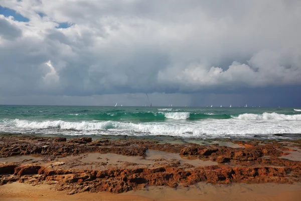 Surfer sur la mer après la grande tempête hivernale — Photo