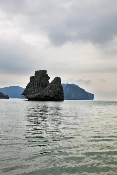 The world-famous rock-island "Monkey Sawasdee Island ' — стоковое фото