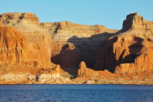 Kırmızı kayalıklarla lake powell kıyısında. Arizona, Amerika st — Stok fotoğraf