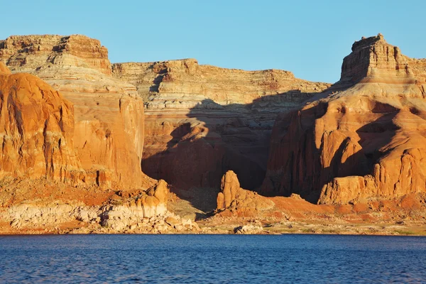 Červené skály na břehu jezera powell. Arizona, Spojené st — Stock fotografie