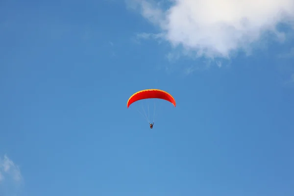 De bediende rode parachute — Stockfoto