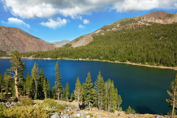 Sjön tioga på pass i en miljö av pittoreska berg. w — Stockfoto