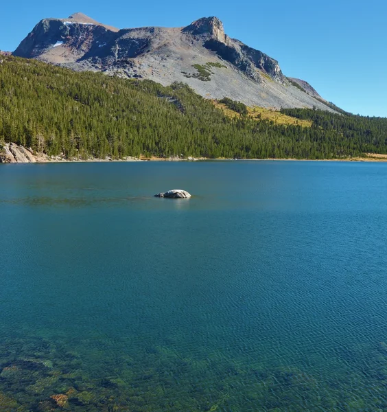 De pittoreska bergen och sjön tioga. — Stockfoto