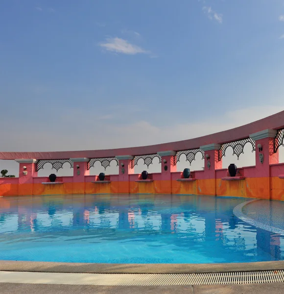 Elegancki basen na dwudziestym piętrze hotelu — Zdjęcie stockowe