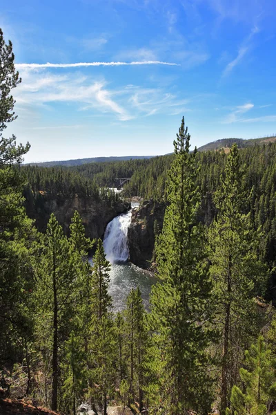荒い川の美しい滝 — ストック写真