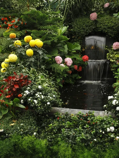 Prachtvoller Kaskadenbrunnen im Metzgerei-Garten — Stockfoto