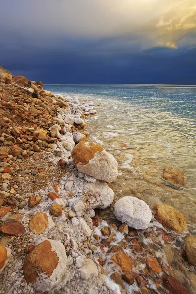 Das tote Meer in einem Frühlingsgewitter. — Stockfoto