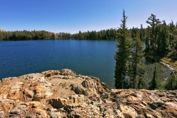 Η λίμνη Μαΐου σε yosemite πάρκο στις ΗΠΑ — Φωτογραφία Αρχείου