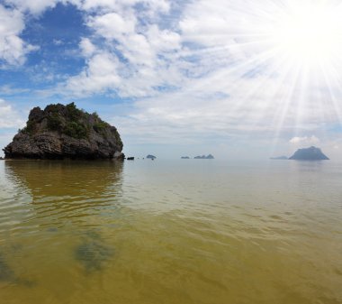 Tayland körfezinin kıyı suları. Fırtınadan sonraki sabah