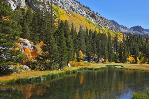 Fantastyczne jesień krajobraz górski. — Zdjęcie stockowe