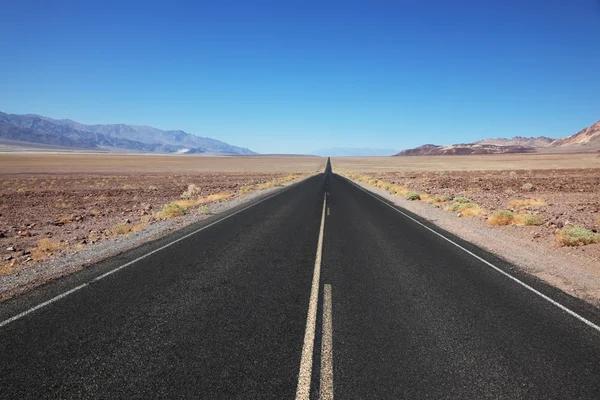 Безопасная дорога в Долине Смерти — стоковое фото