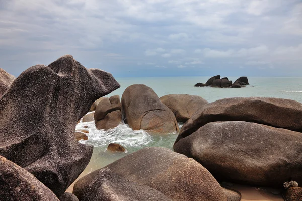 Скалы и тихое море — стоковое фото