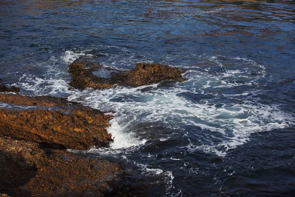 Pittoresca roccia, fuori dall'acqua — Foto Stock