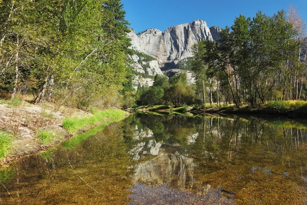 O famoso vale do rio Merced em Yosemite . — Fotografia de Stock