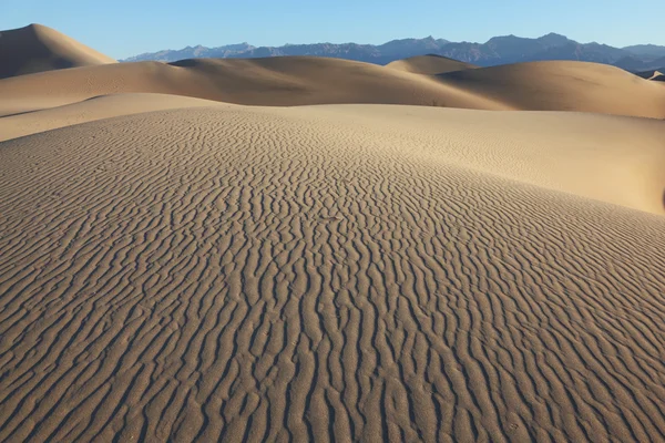 Ніжні хвилі на піску — стокове фото