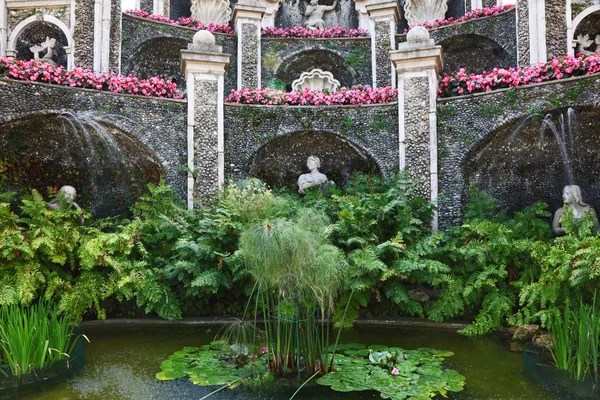 Великолепный дворец, пруд и фонтан — стоковое фото