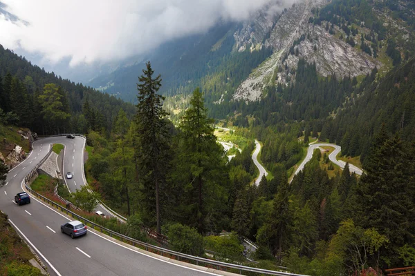 Voitures sur un virage en montagne raide — Photo