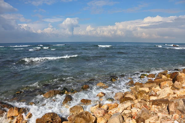 Steniga kusten Medelhavet havet, israel — Stockfoto