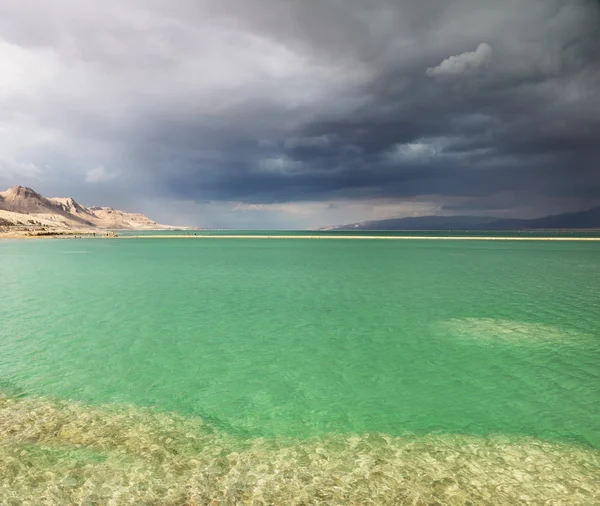 Mnohobarevná voda na mělčině — Stock fotografie