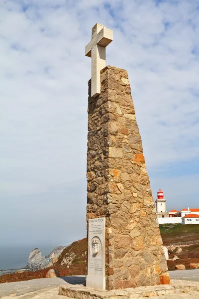 Der Obelisk mit einem großen weißen Kreuz — Stockfoto