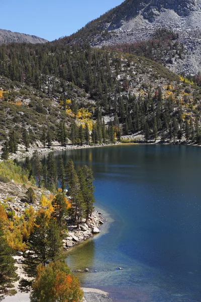 Un lago de montaña con agua turquesa —  Fotos de Stock
