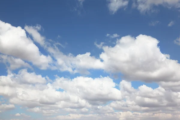 Yüksek mavi gökyüzü — Stok fotoğraf