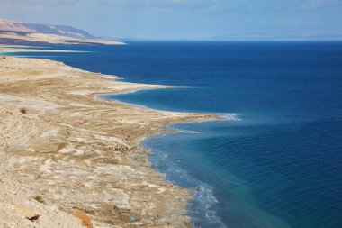 masmavi su ve taş sahil