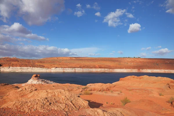 Red desert and the bright blue water — Stock Photo, Image
