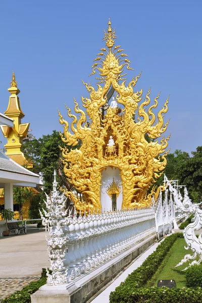 Kaple zlata v bílém paláci. Thajsko — Stock fotografie