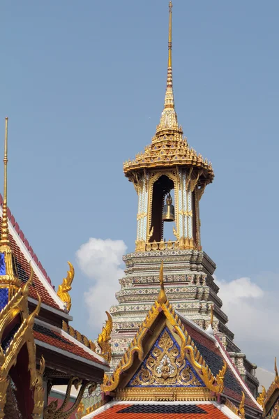 La tour avec une cloche dans un palais royal — Photo