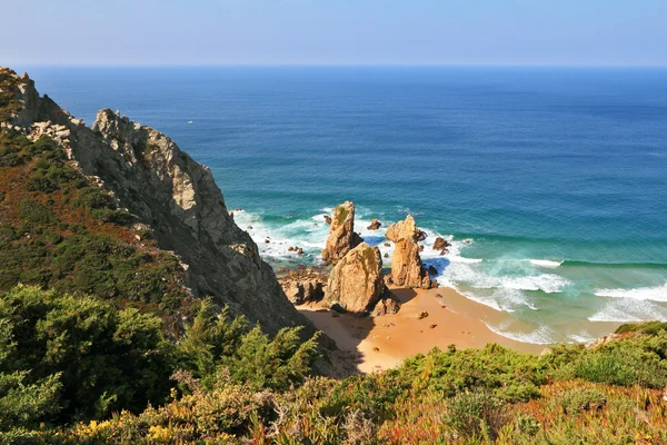 Pittoreska klipporna på en lonely beach av Atlanten — Stockfoto