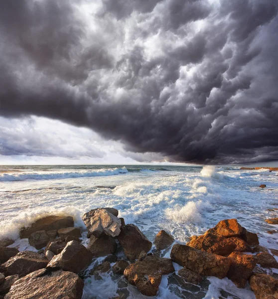 Storm molnet över rasande surf — Stockfoto