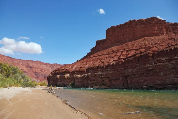 Le fleuve Colorado dans les roches rouges — Photo