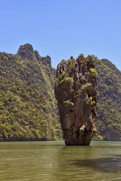 Lovely island - rock in the ocean lagoon. — Stock Photo, Image