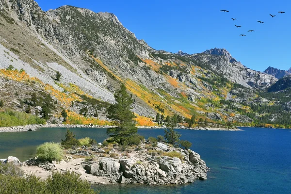 Lazur jeziora, góry jesień — Zdjęcie stockowe
