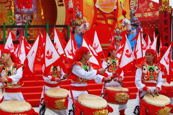 Rode en gouden drums en rode vlaggen — Stockfoto