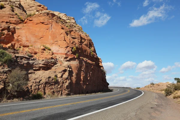 美国道路的红色岩石沙漠 — 图库照片