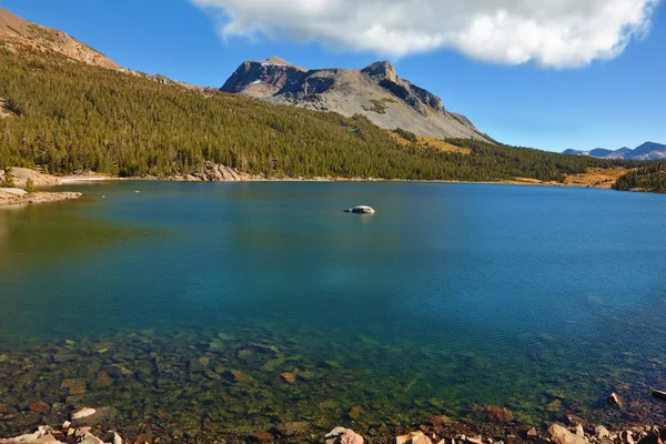 El lago poco profundo en las montañas —  Fotos de Stock